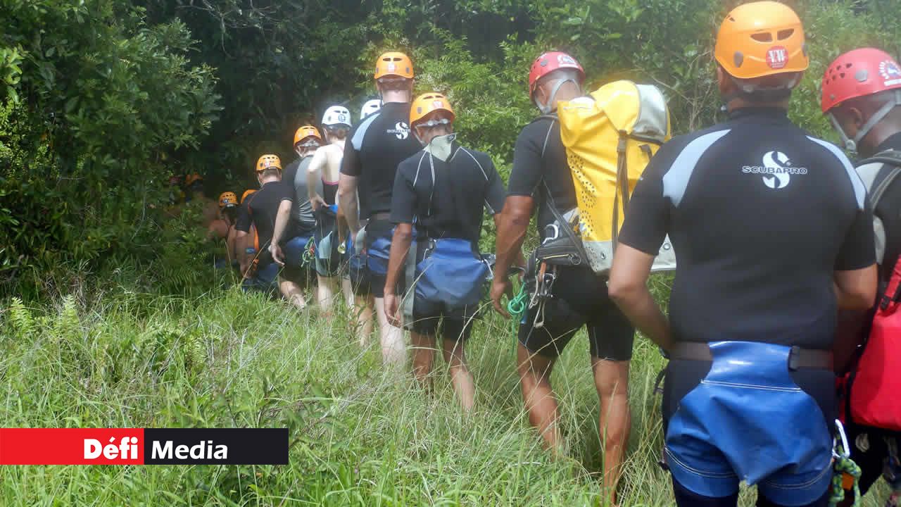 à l’entrée des cascades, tout le monde avance en file indienne jusqu’à un cours d’eau. Canyoning