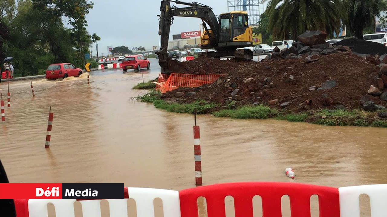 Le rond point de Riche-Terre. Dimanche pluvieux
