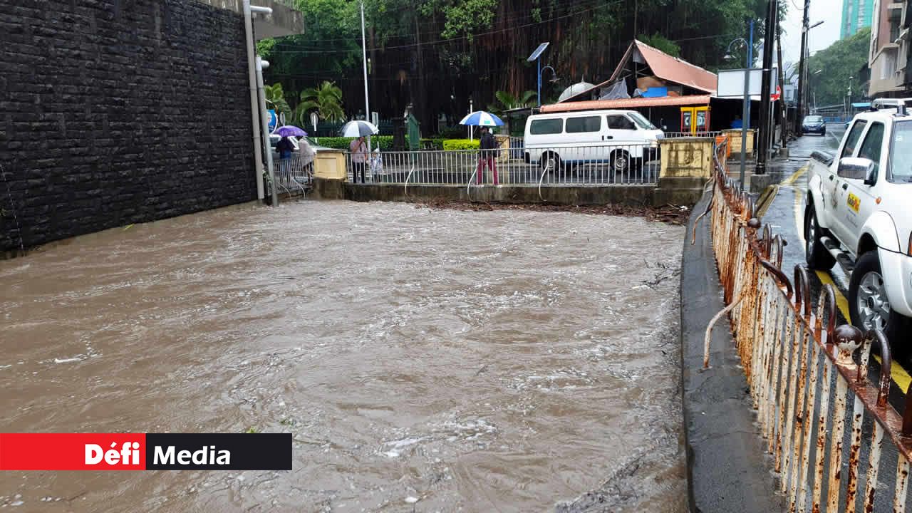 La Riviere du Pouce completement remplie. Dimanche pluvieux