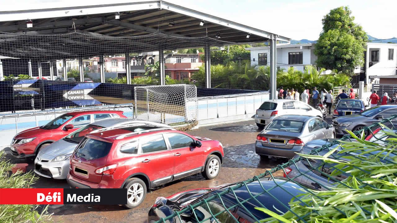 Sur le parking d’un terrain de foot synthétique à Terre-Rouge. Dimanche pluvieux