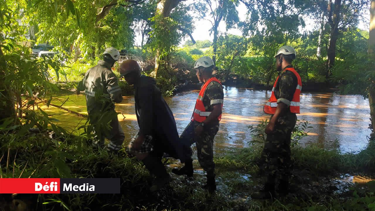 La SMF en action pour débloquer un pont à l’entrée de la route menant au phare d’Albion. Dimanche pluvieux