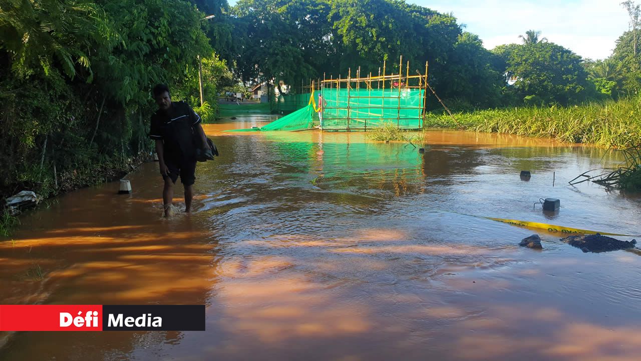 Le nouveau pont en construction à Albion. Dimanche pluvieux