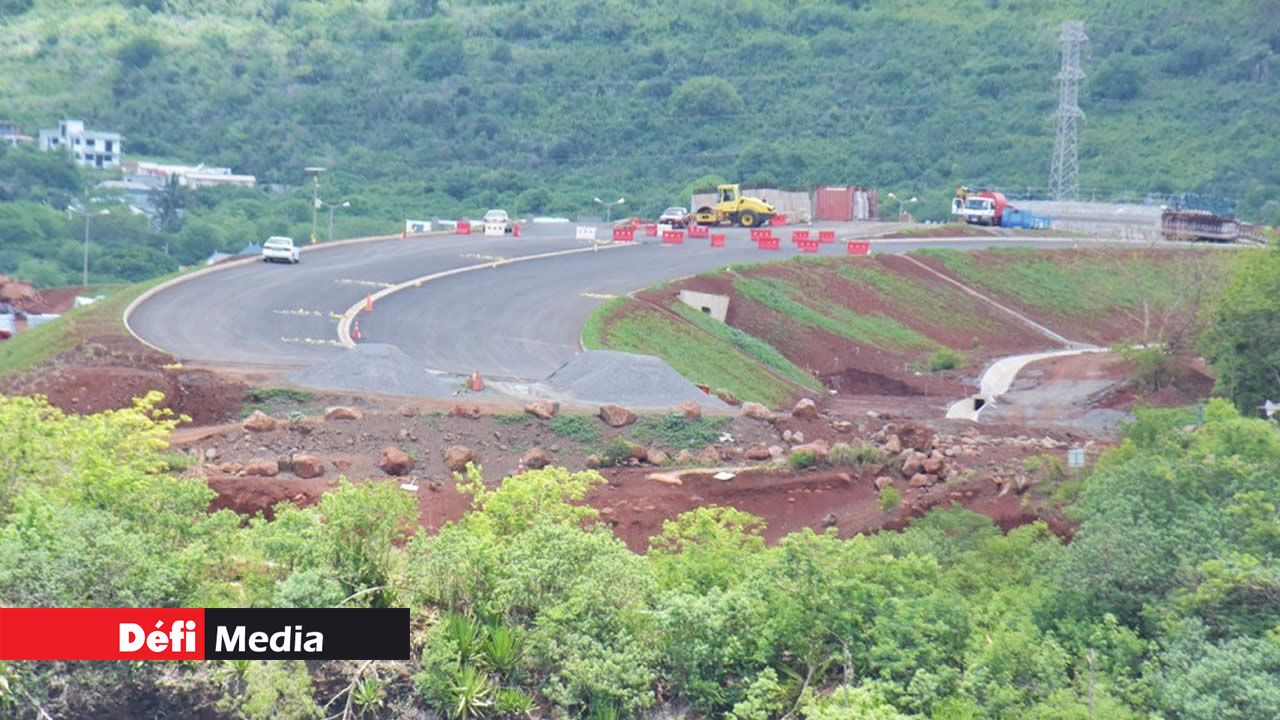 Les routes des deux côtés du pont sont quasi achevées.