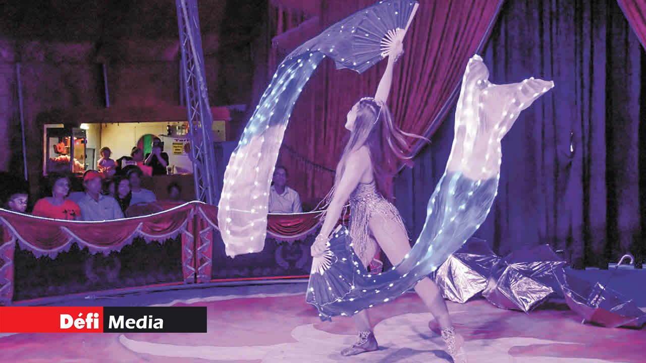 Une danse colorée et joyeuse qui a illuminé la scène.