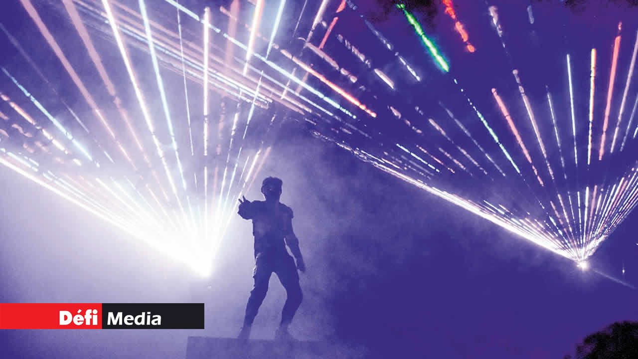 Les performances lumineuses de l’homme laser ont été applaudies par les spectateurs.