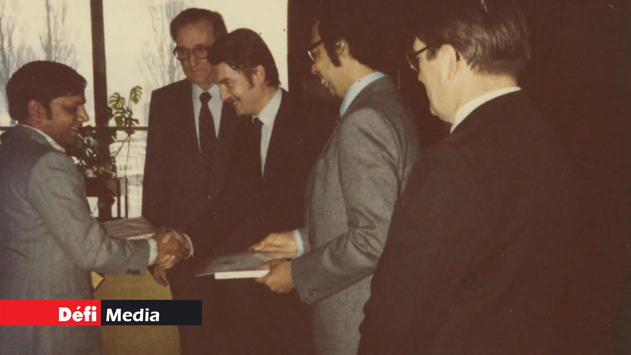 1981 : En Allemagne, à l’issue d’une bourse d’étude, et responsable d’une équipe africaine, il reçoit son certificat.