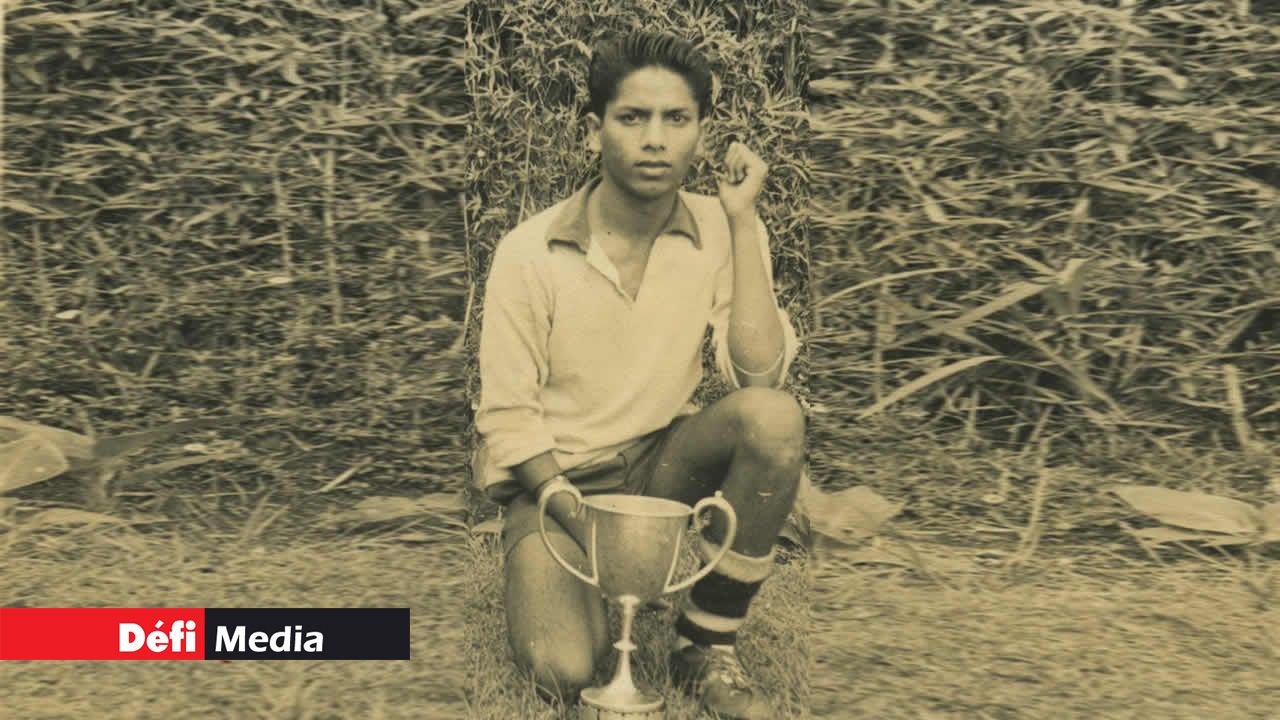 1964 : En Upper V1, le jeune Amoordalingum pose fièrement avec sa coupe challenge obtenue pour un championnat de foot.