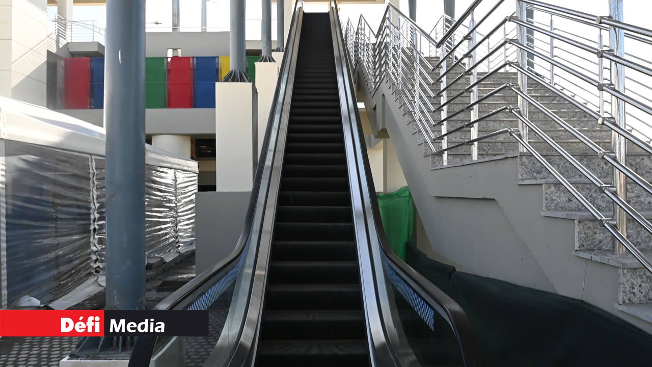 Les escaliers roulants fonctionnent déjà.