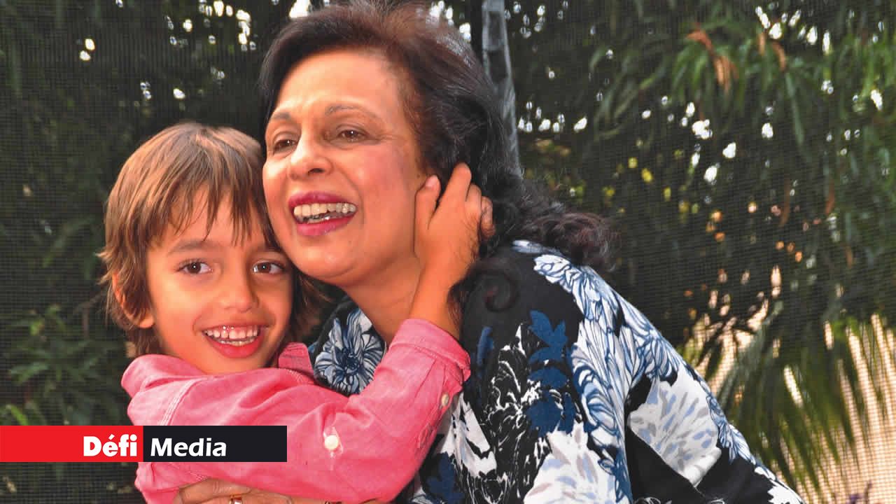 Elle profite de chaque moment de libre avec son petit-fils, Aarhan.