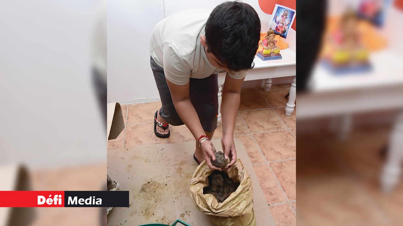 Un apprentissage précoce. À 12 ans, Prathamesh Sawant Bhaw assiste Luximan Narayen dans la préparation de l’argile. Cette argile provient de terres fertiles de régions telles que Vacoas, La Gaulette ou encore Baie-du-Cap.