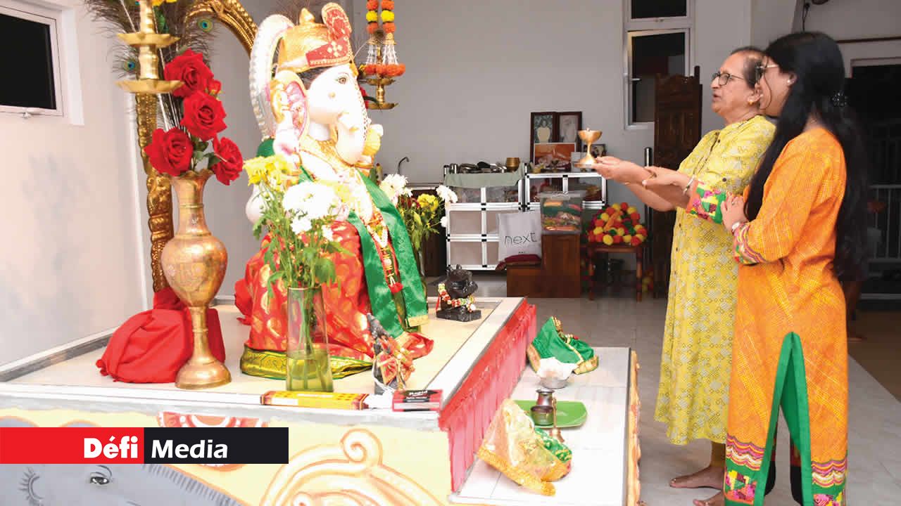 La touche finale. À l’approche de Ganesh Chaturthi, le murthi prend des couleurs. Il est soigneusement peint et orné avant d’être installé dans les maisons et temples, où il devient le cœur des prières des dévots.