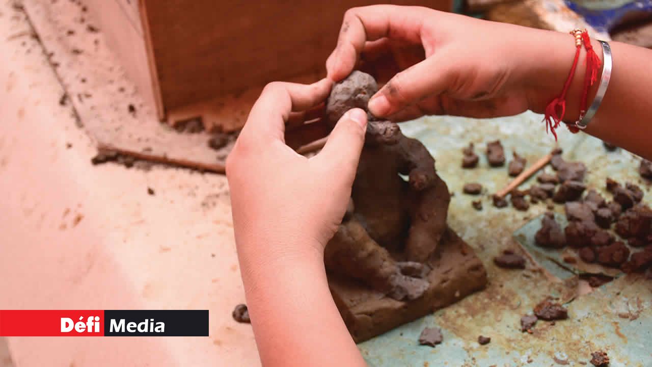 L’apprenti devient artisan. Sous l’œil attentif de Luximan, Prathamesh se lance dans la création d’un ‘Mushak’, symbole fidèle du dieu Ganesh.
