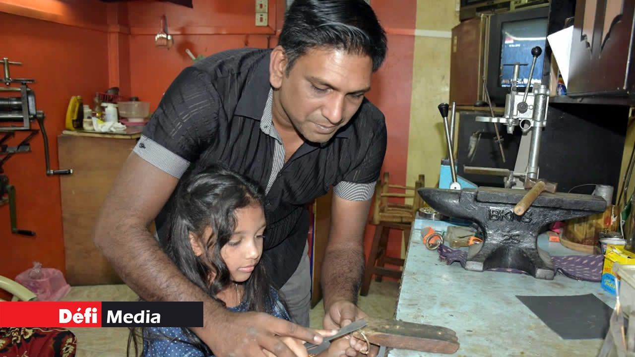 Aliah cabronnant un bracelet sous la supervision de son père. Aliah Jhakri