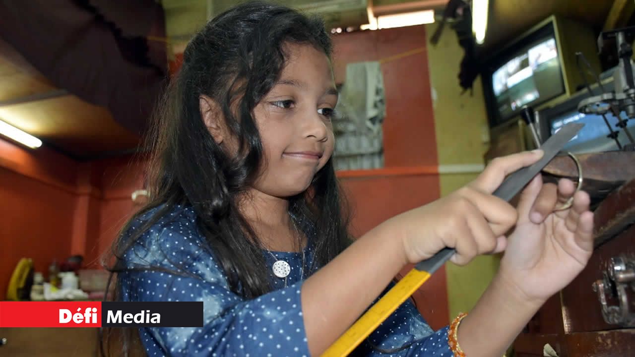 Aliah, cabronnant un bracelet seule. Aliah Jhakri