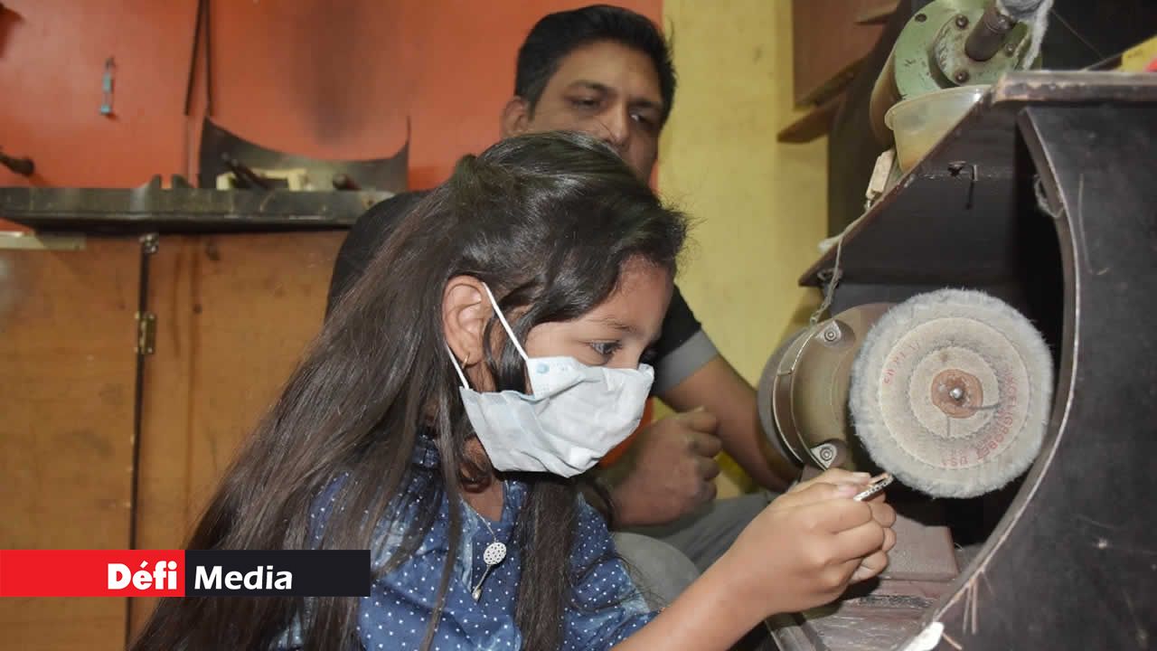 Le polissage est la dernière étape. Aliah Jhakri