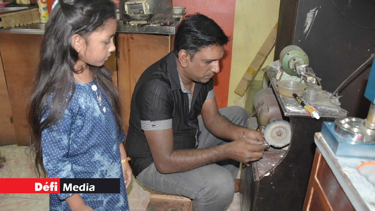 Aliah a appris ce métier en observant son père travailler. Aliah Jhakri