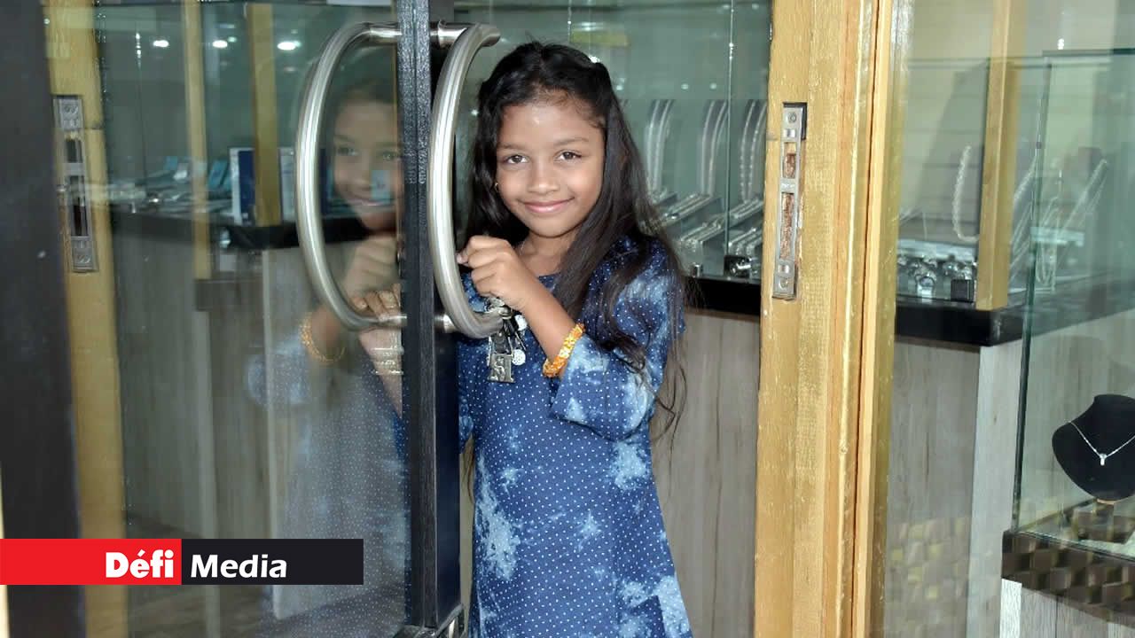 Aliah accueillant les clients dans son showroom. Aliah Jhakri