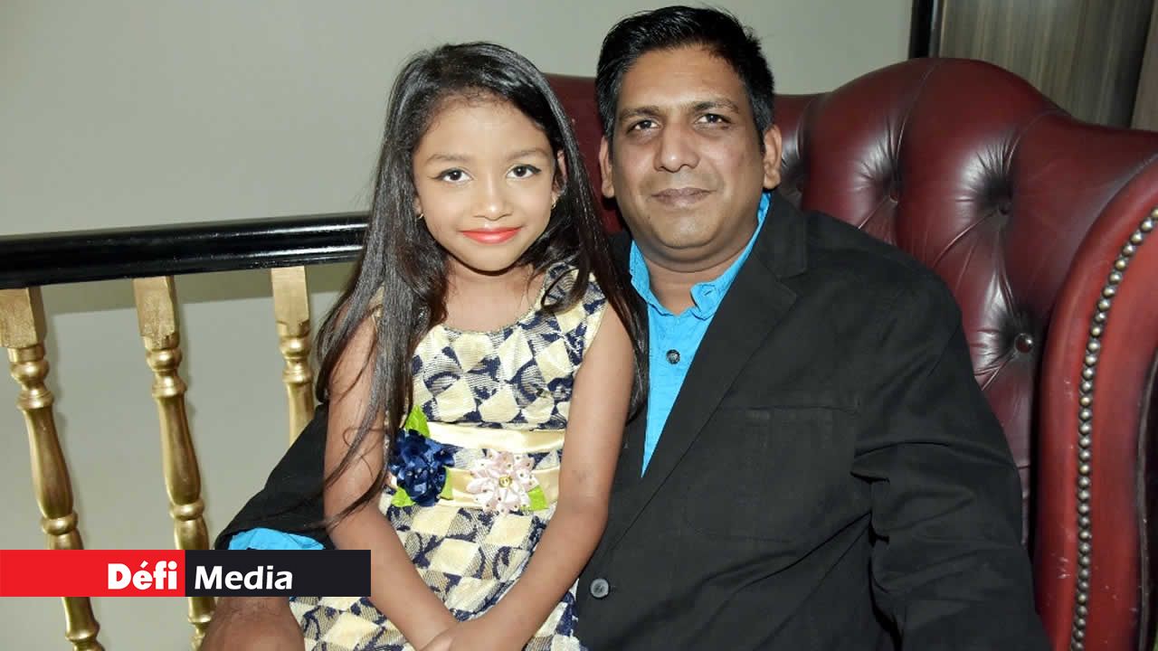 Grande complicité entre Aliah et son père Akmez Aktar. Aliah Jhakri