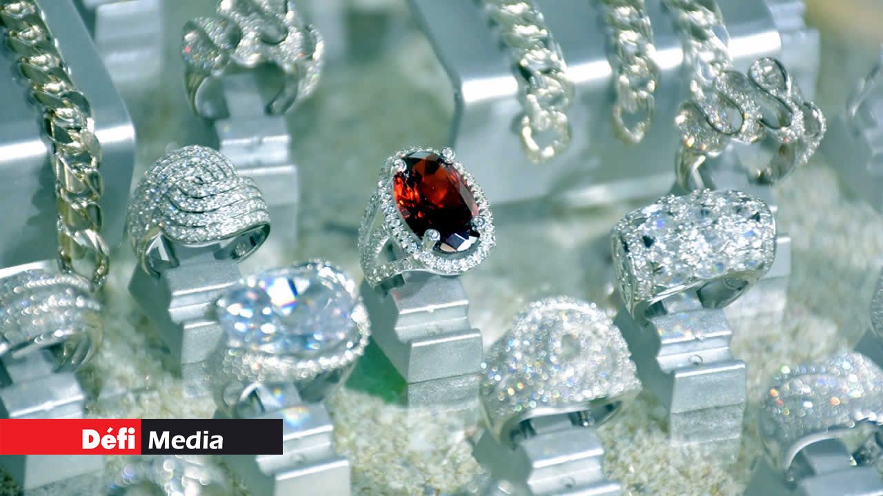 Tous les bijoux sont faits manuellement. Aliah Jhakri