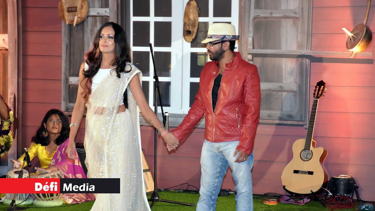 Gino, le fils de Nando Bodha, et sa compagne Jeena ont récité un poème sur un fond de sitar. Festival Internasional Kreol