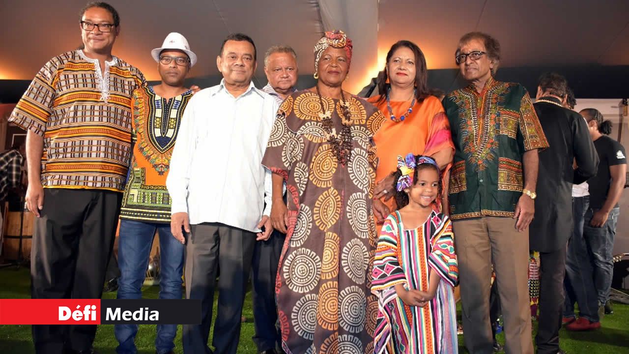 La soirée d’ouverture a été marquée par la présence du Premier ministre adjoint, Ivan Collendavelloo, et de plusieurs autres membres du gouvernement. Festival Internasional Kreol