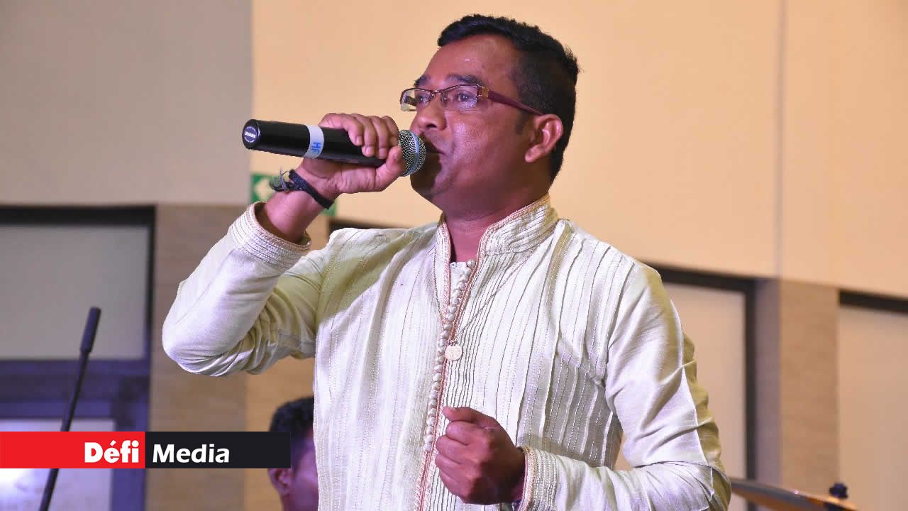 Kunal Baboolall, un des membres du jury et chanteur de bhojpuri très populaire, a entonné un morceau pour le plus grand plaisir de l’audience. Gamat Dan Vilaz