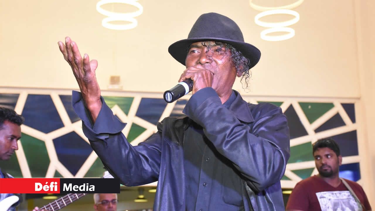 Mathieu, un des neuf participants, est très connu dans la région pour ses reprises de chansons en bhojpuri. Gamat Dan Vilaz