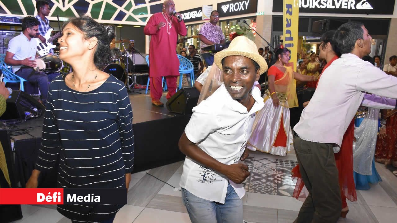 Ton Simon a dansé avec le public. Gamat Dan Vilaz