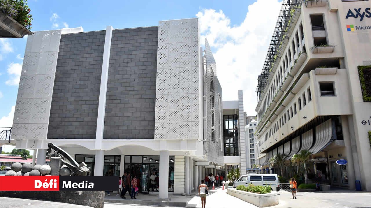 Le nouveau bâtiment en face de Dias Pier. Rénovation et construction