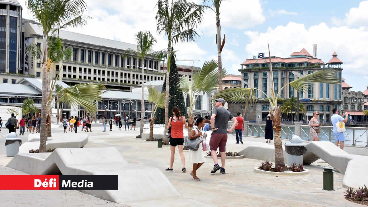 Des visiteurs arpentant l’allée. Rénovation et construction
