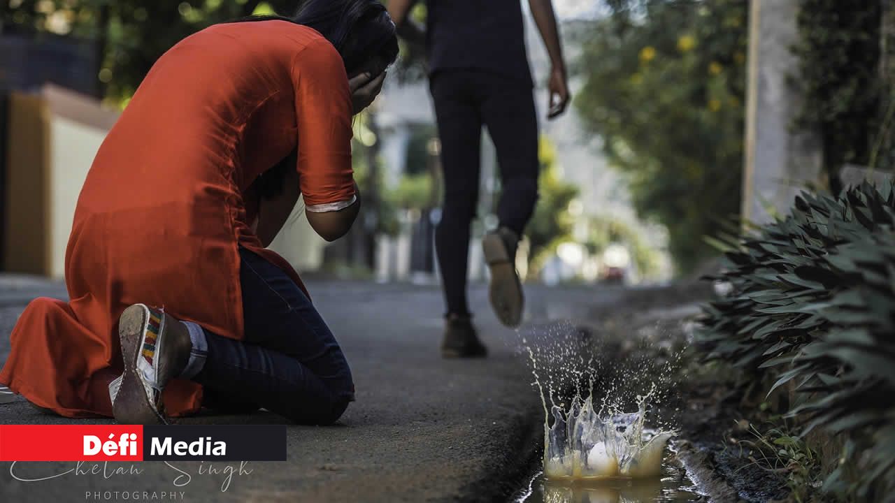 Elle a ressenti une vive brûlure. Les genoux à terre, elle a couvert son visage. Pendant ce temps, il a pris ses jambes à son cou. Chhapaak