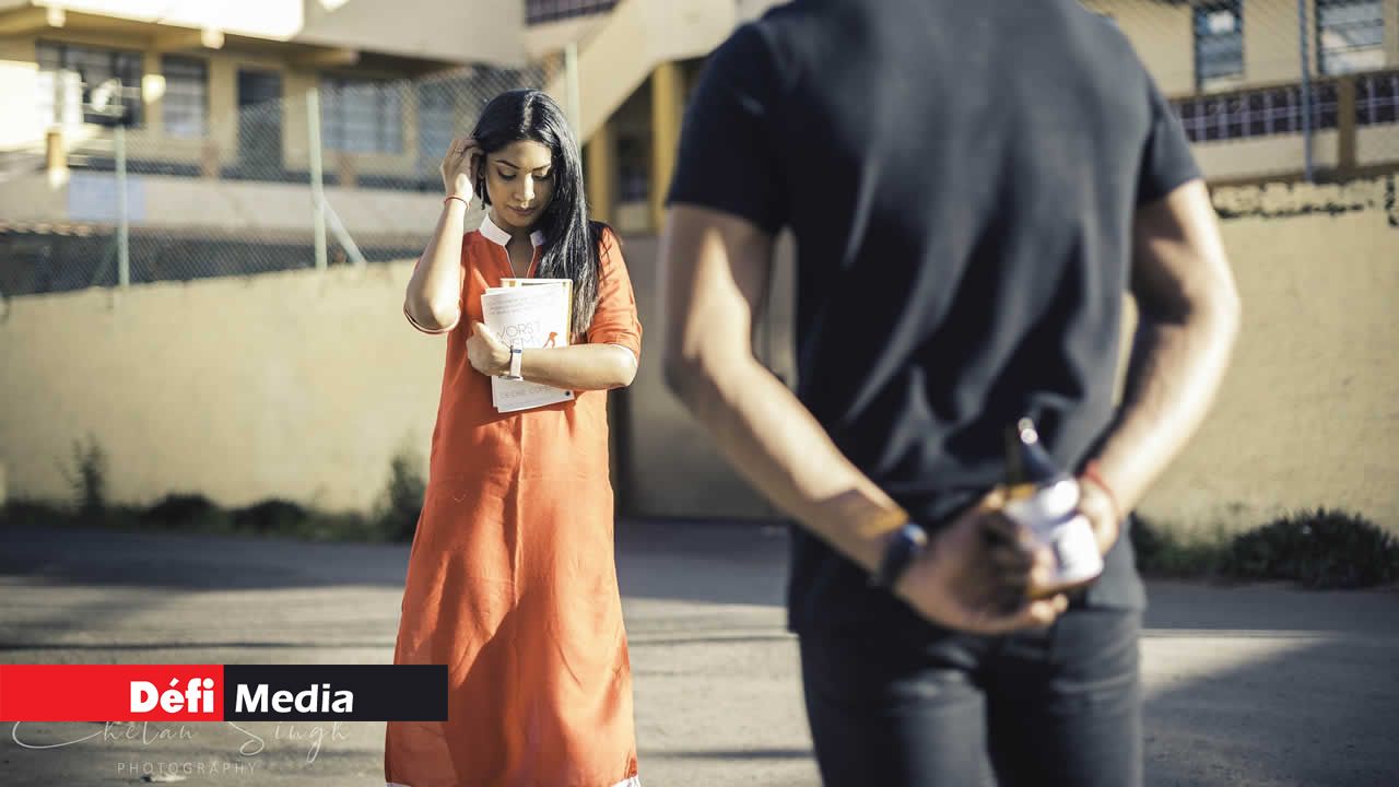 Ils se sont retrouvés là où elle lui avait dit non. Il l’attendait, mais pas avec une rose cette fois-ci. Il tenait quelque chose qui allait brûler sa peau comme ses rêves. Elle l’a vu et s’est approchée de lui pour le saluer. Chhapaak