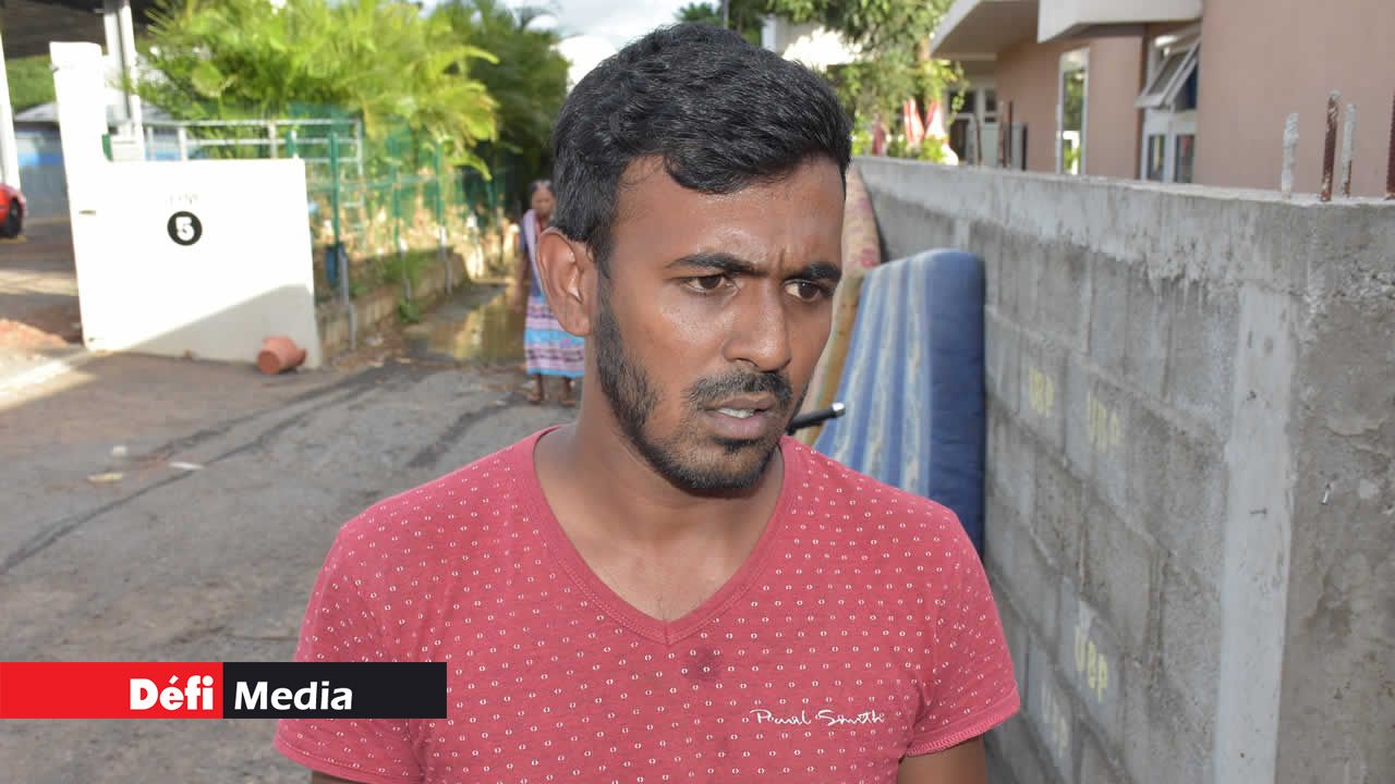 Parvez Dooky a perdu sa voiture lors des innondations éclair. Parvez Dooky a perdu sa voiture lors des innondations éclair.