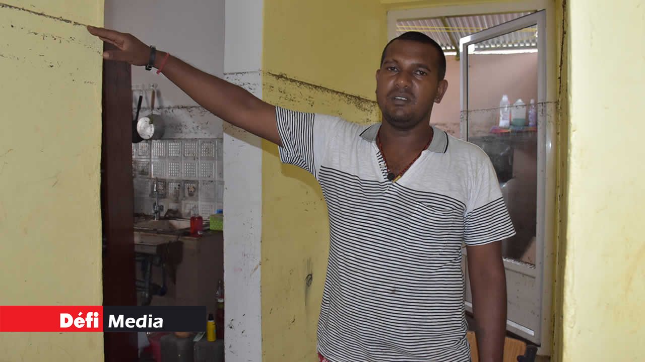 Leckraj, le mari de Vandana, indiquant jusqu’où l’eau est montée dans sa maison. Leckraj, le mari de Vandana, indiquant jusqu’où l’eau est montée dans sa maison.