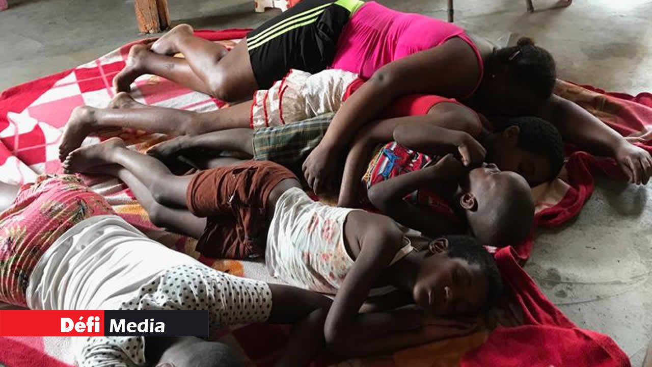 Une famille contrainte de dormir par terre. Une famille contrainte de dormir par terre.