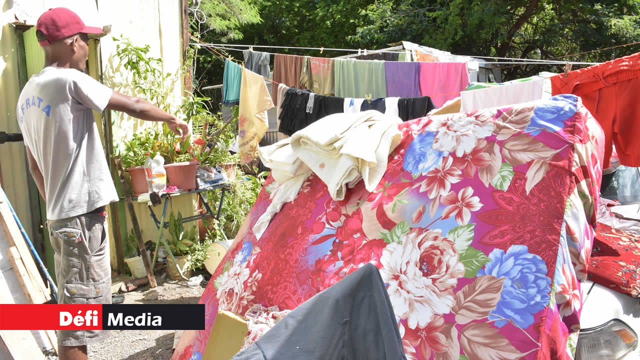 Michael indiquant les dégâts. Michael indiquant les dégâts.