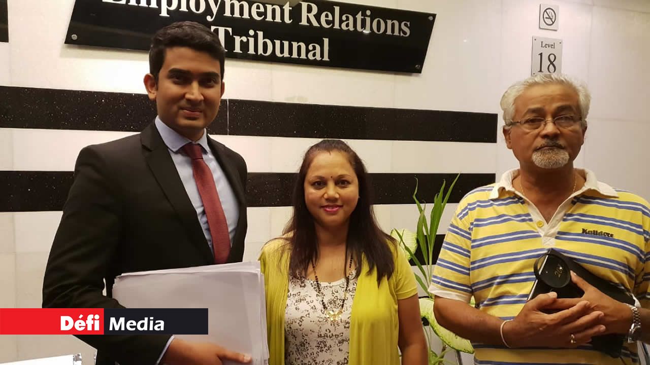 Sooleka Dalwhoor encadrée par son avocat  et Atma Santo.