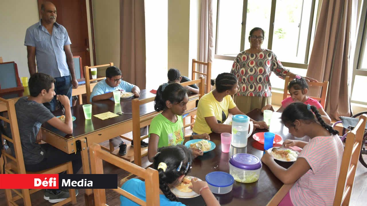 Mme Dewjee (au fond) prépare les repas et s’occupe des enfants. Independence autrement