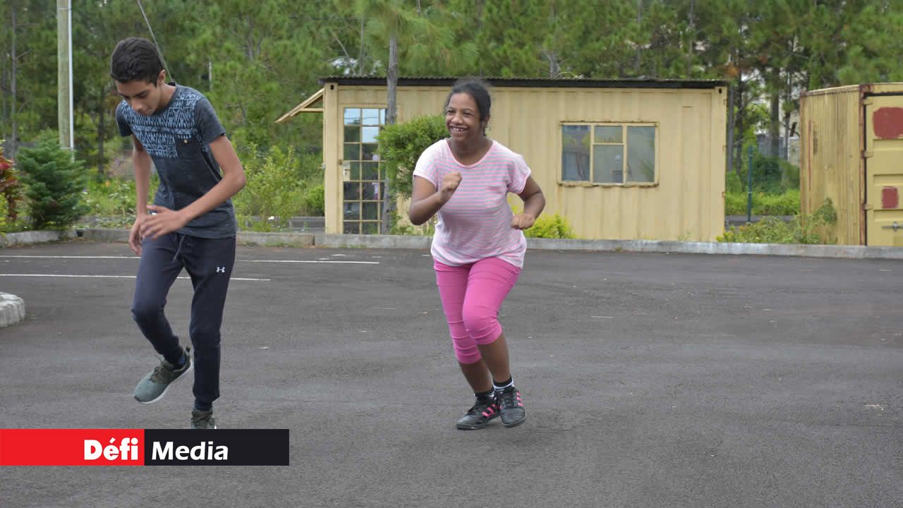 Aftaab Gokhool et Annaick Clarke se préparant pour les épreuves d’athlétisme. Independence autrement