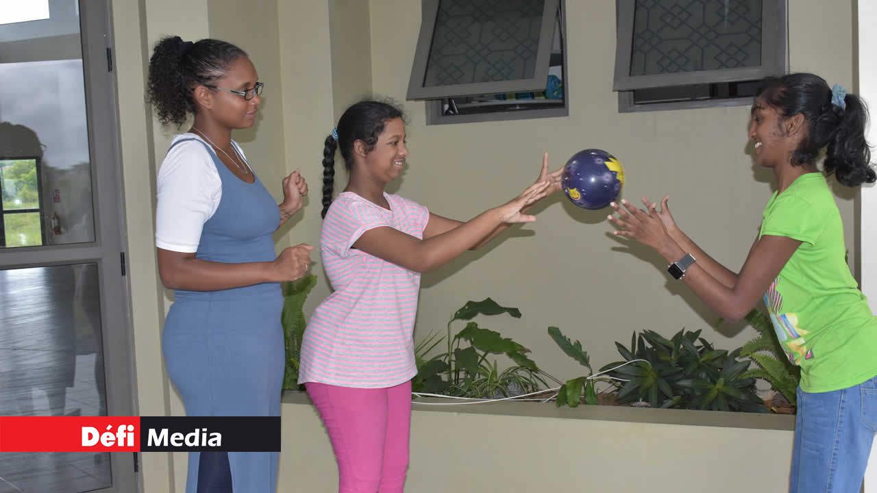 Des exercices simples qui permettent aux enfants de faire travailler leurs mouvements et réflexes. Independence autrement