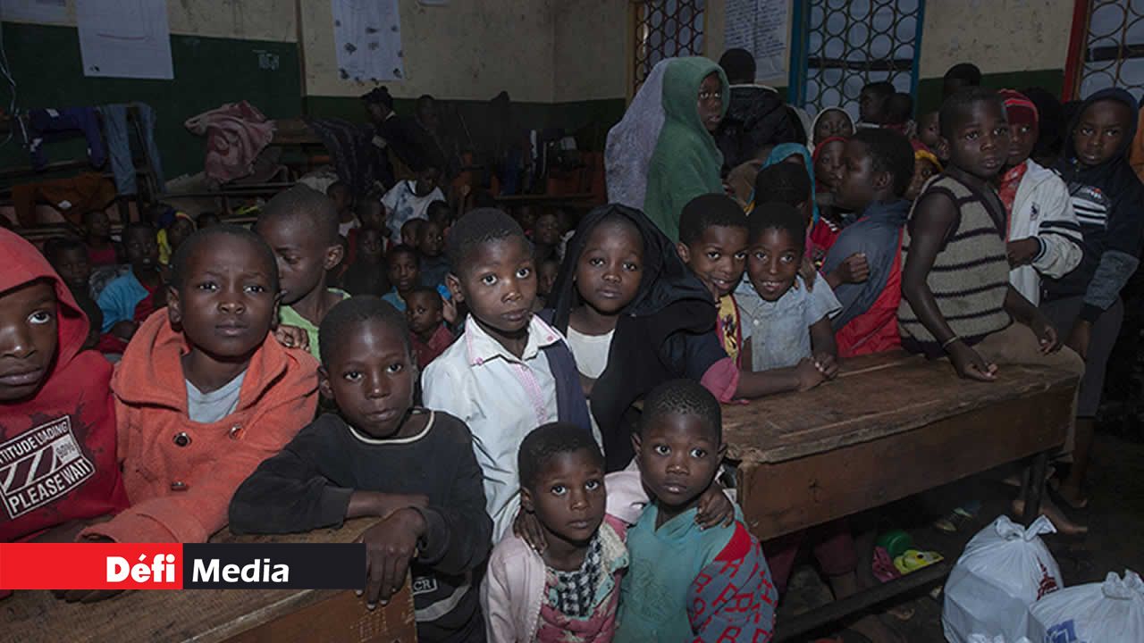 Des enfants sinistrés dans une salle de classe transformée en camp, à Chilobwe, à Blantyre.