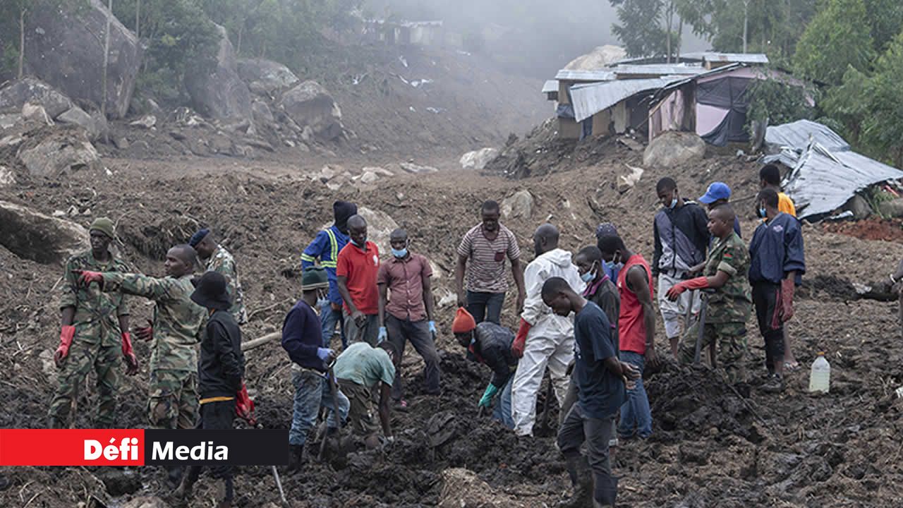 Des soldats de la Malawi Defence Force et des civils tentent de retrouver des corps ensevelis à Manje, dans le sud du Malawi.