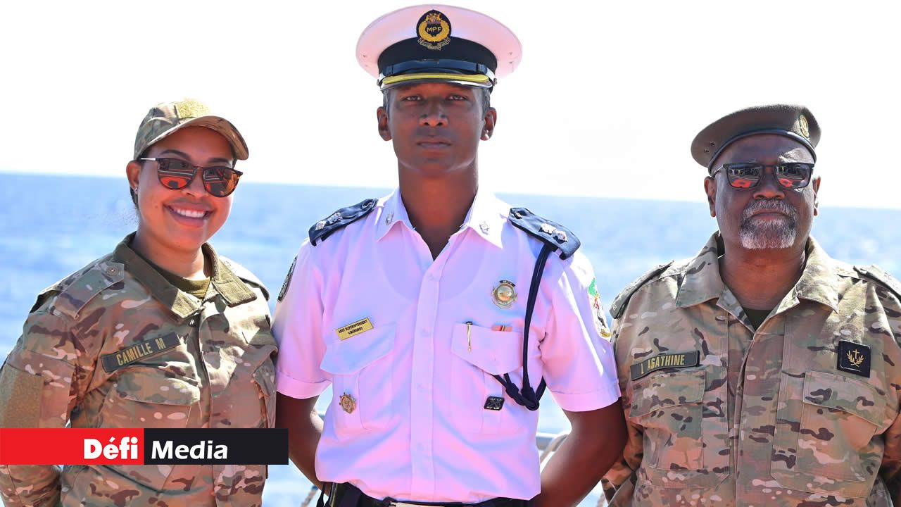 Photo souvenir de l’ASP Vikray Mungroo de la NCG en compagnie de Marcia Camille de l’armée des Seychelles et du Lieutenant-colonel Louis Agathine de l’armée de Terre seychelloise.