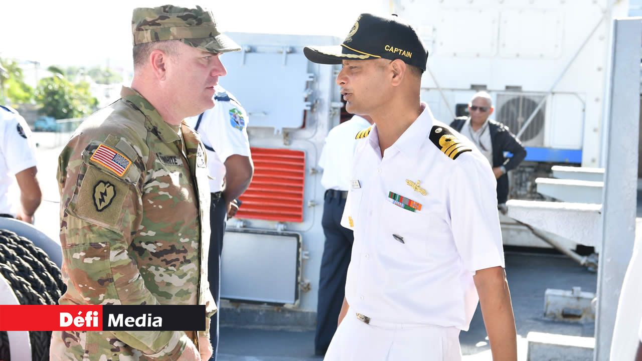 Le capitaine Praveen Kumar du CGS Barracuda conversant avec un des soldats de la marine américaine.