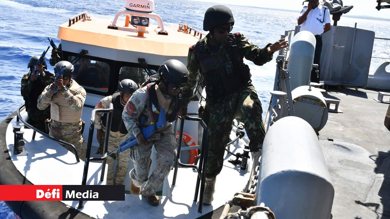 Les commandos montent à bord du CGS Barracuda.