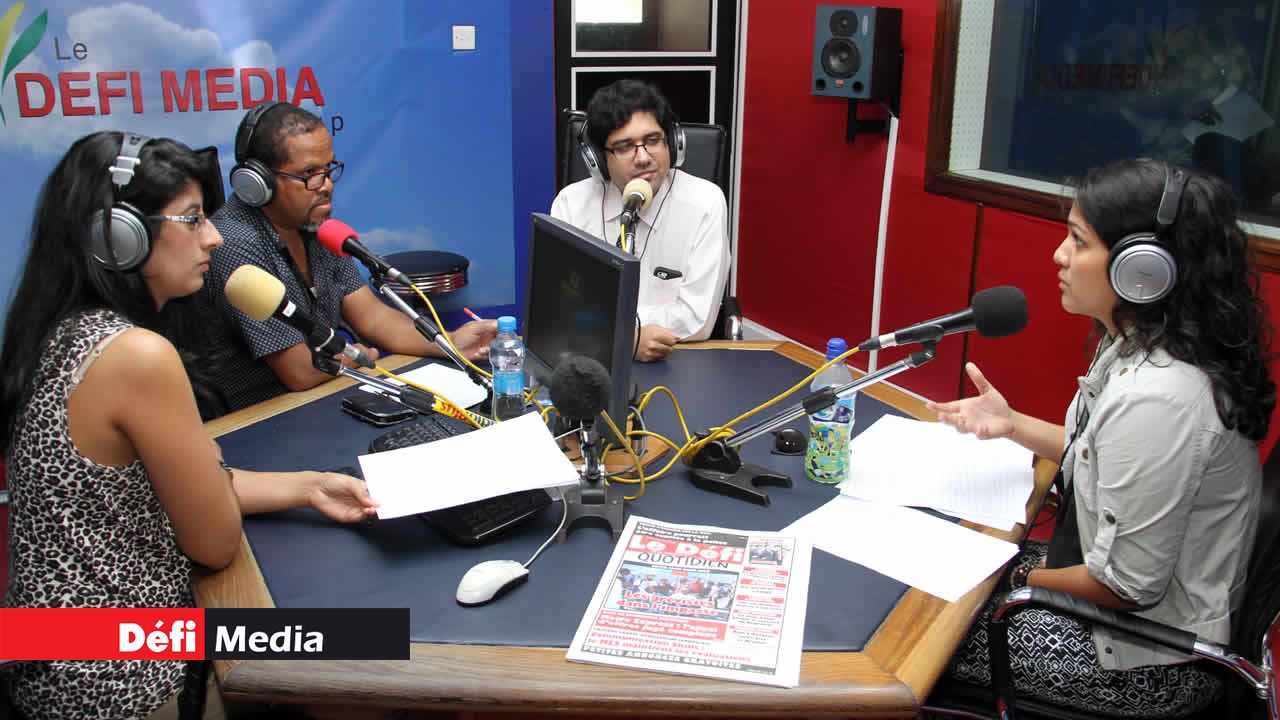Caroline et Jean-Marie St Cyr ( à gauche) recevant le Dr Nuckchady et Anya Benoit. 