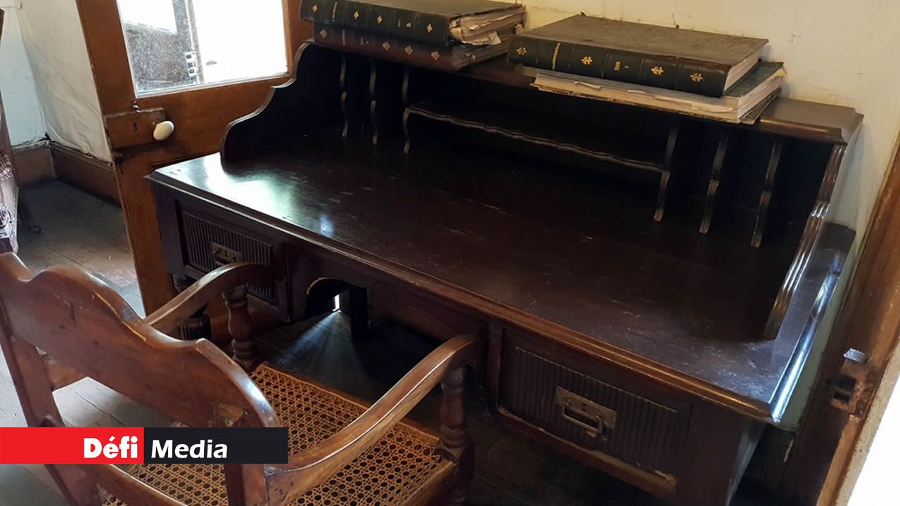 Une table de bureau d’antan. L’héritage colonial