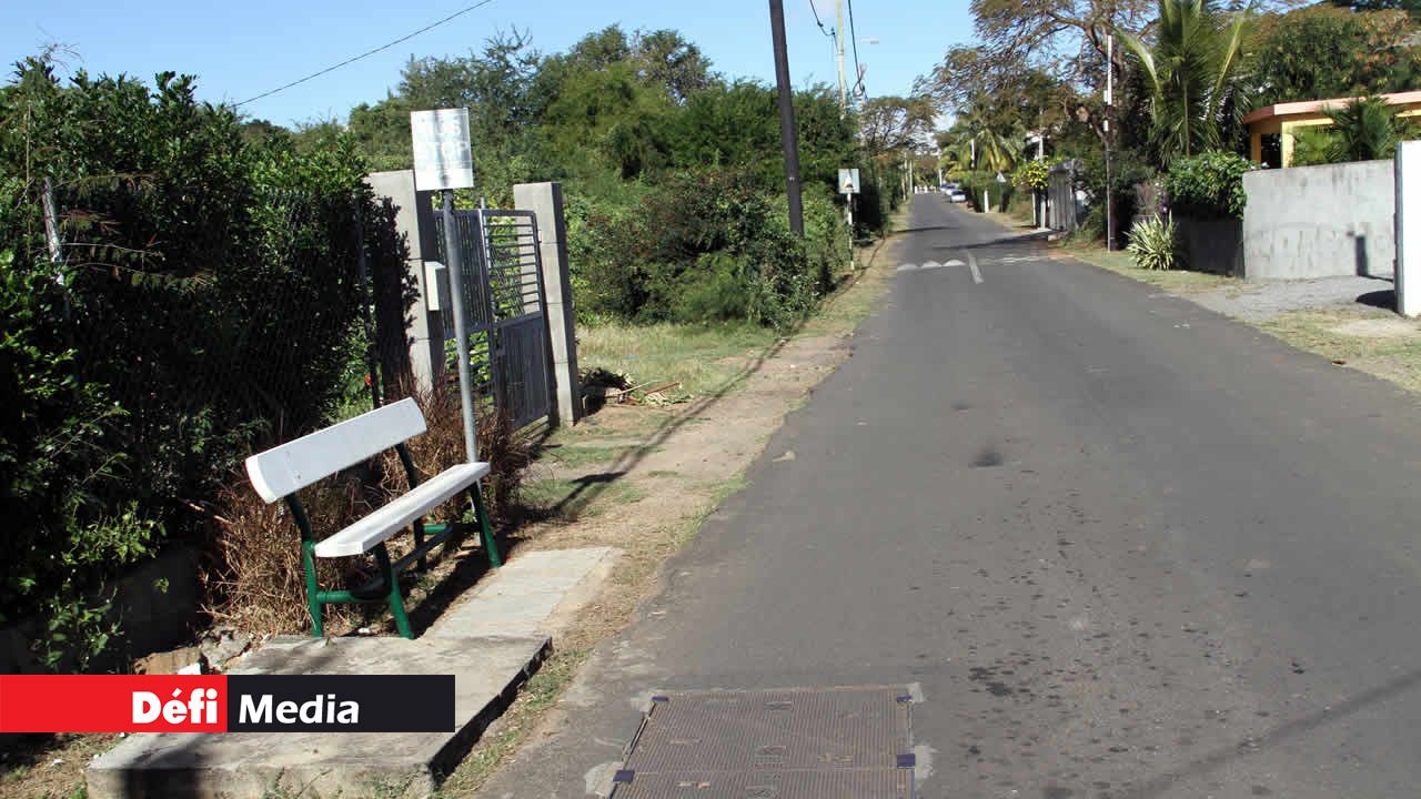 Un banc et puis c’est tout. abribus