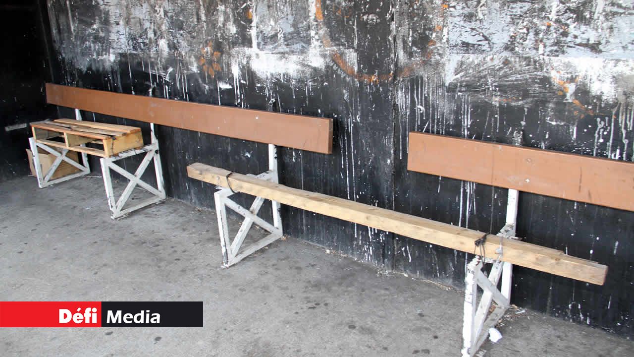 Des poutres à la place des sièges. abribus