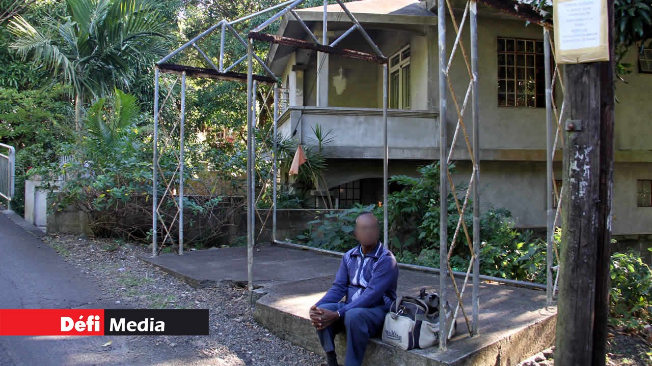 Mieux vaut éviter cet abribus en temps de pluie… abribus
